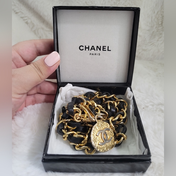 CHANEL 1982 Vintage Medallion Black Leather Chain Belt - Picture 3 of 13
